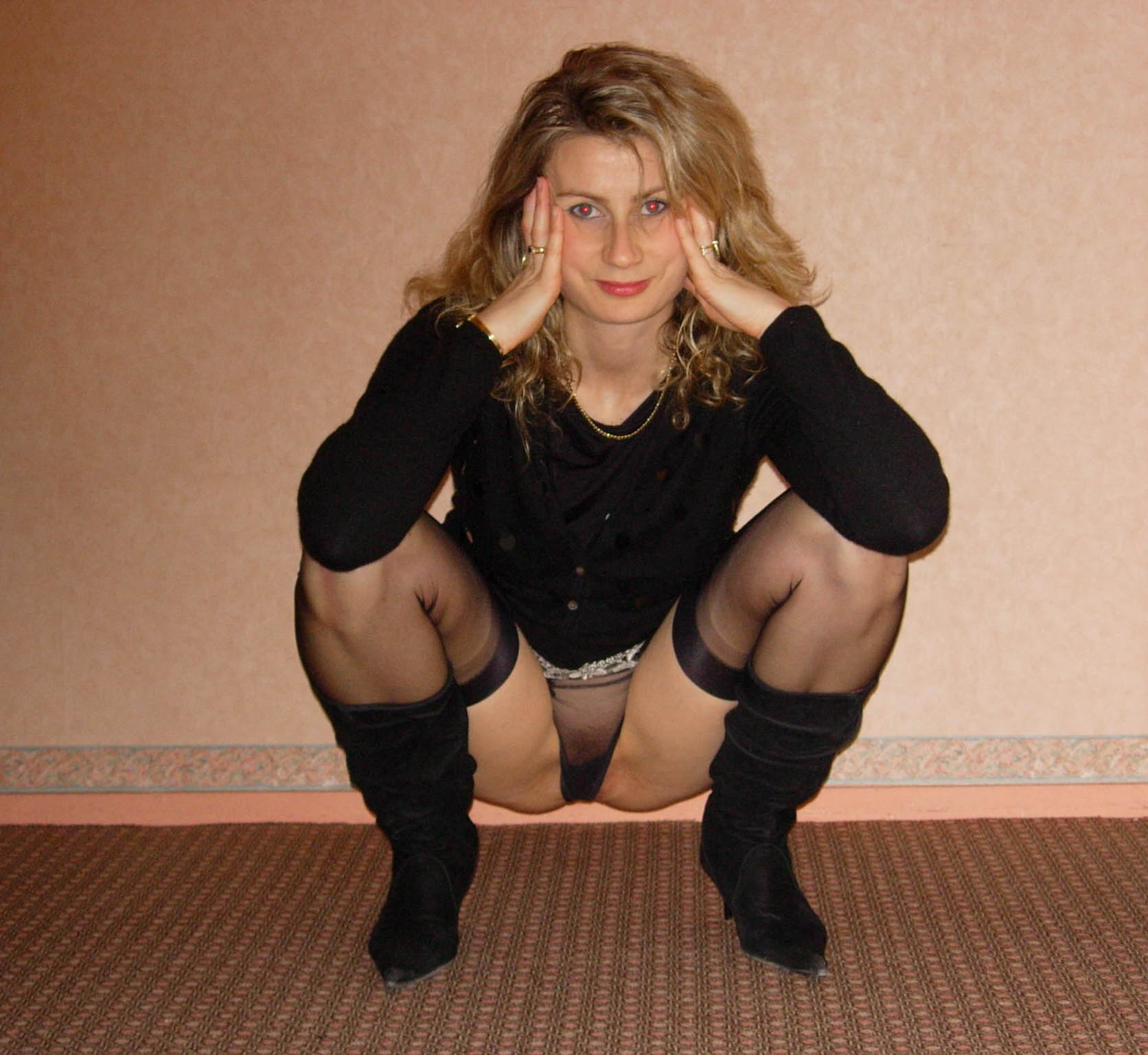 Äldre milf  visar fittan