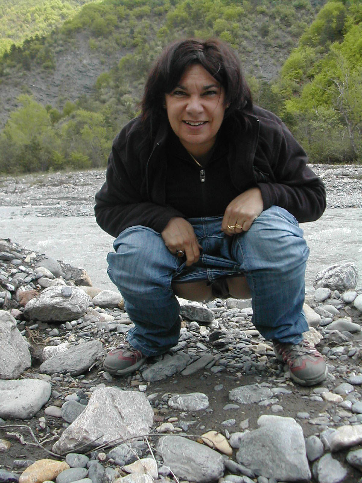 Mogen kvinna visar fittan