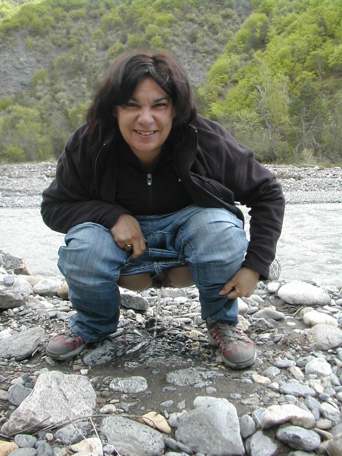 Mogen kvinna visar fittan