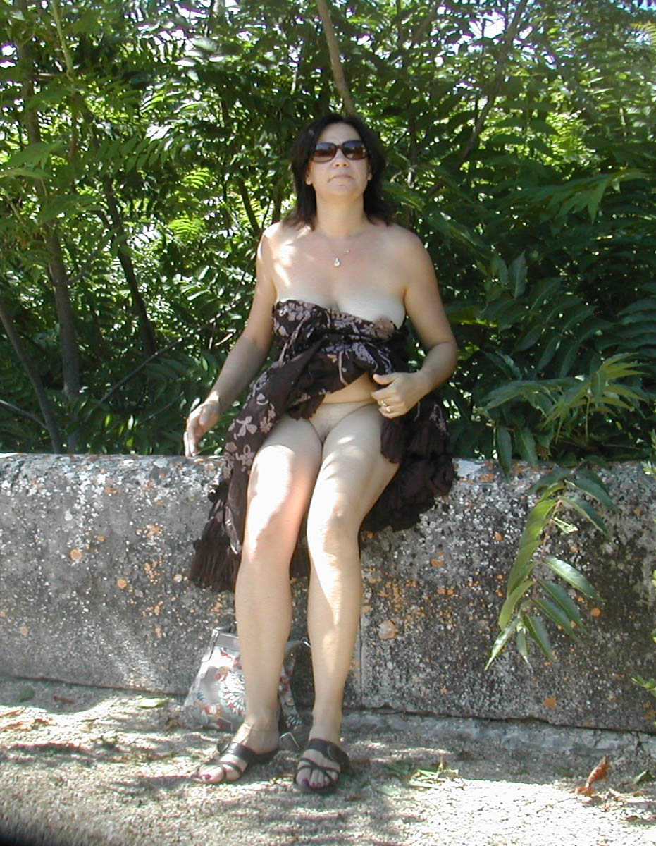 Mogen kvinna visar fittan och brösten