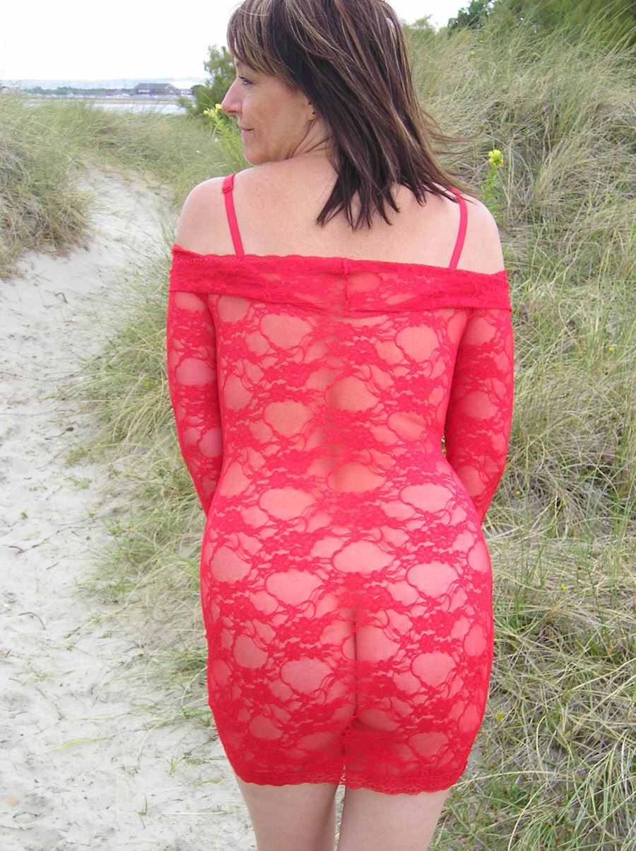 Äldre milf visar rumpan