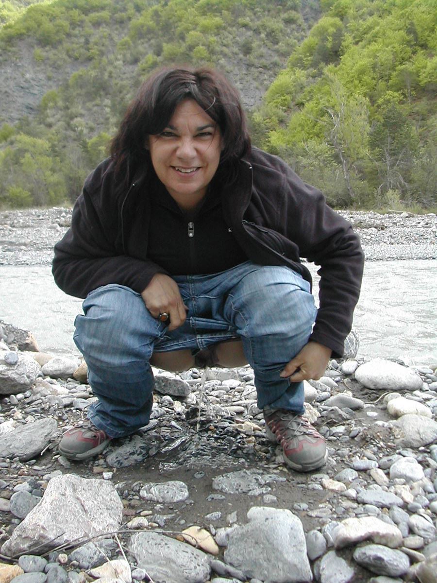 Mogen kvinna visar fittan