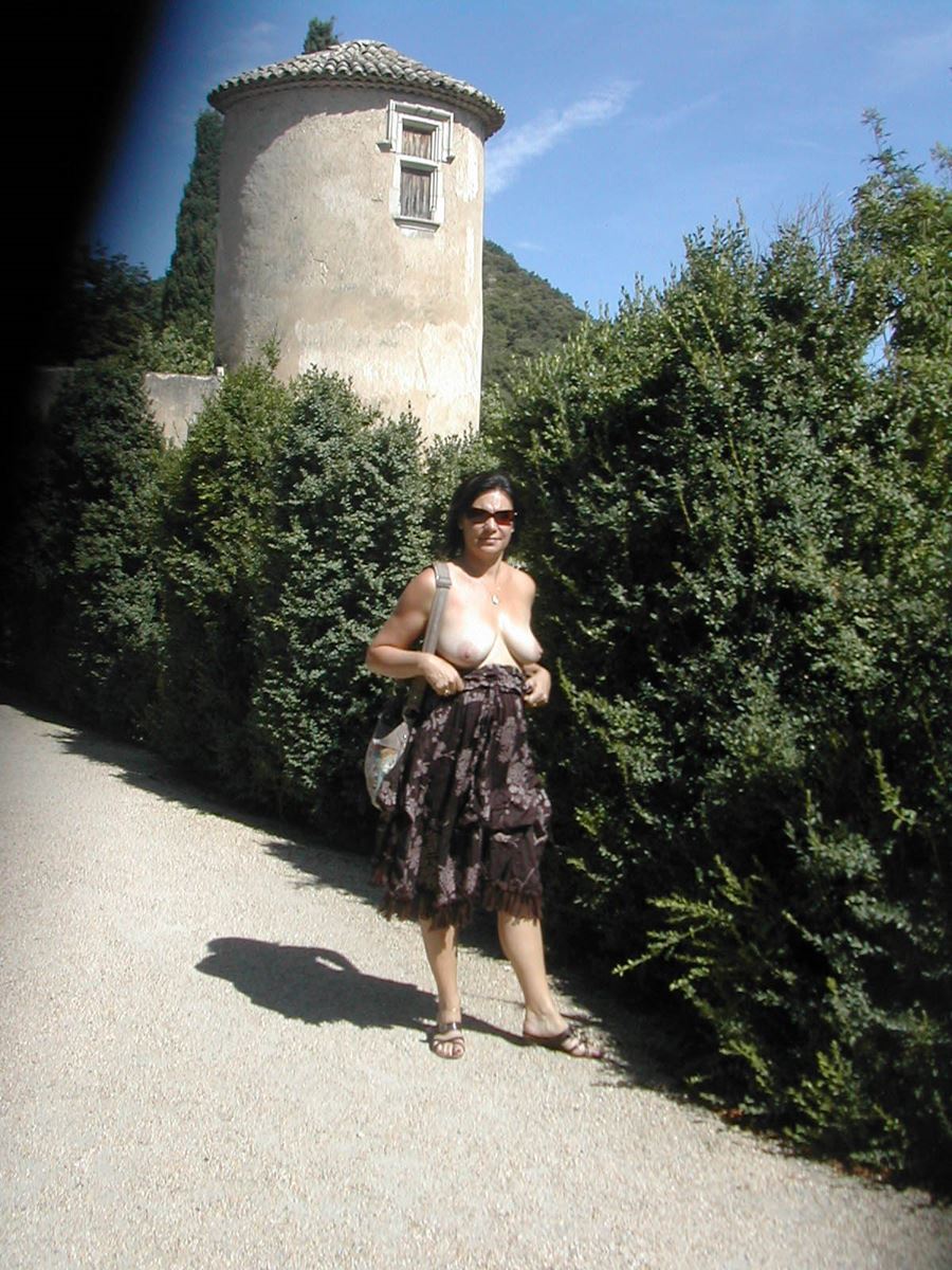 Mogen kvinna visar brösten