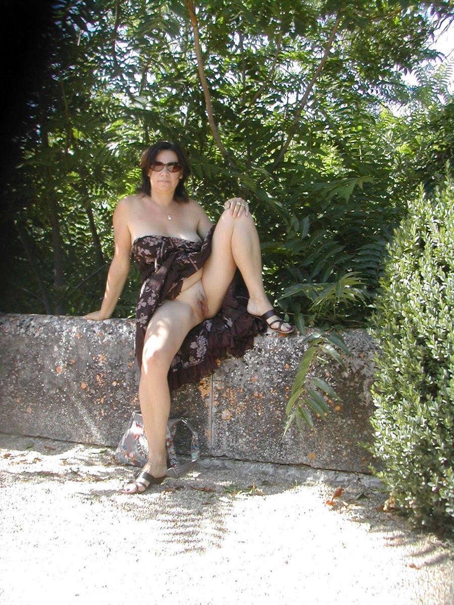 Mogen kvinna visar fittan och brösten